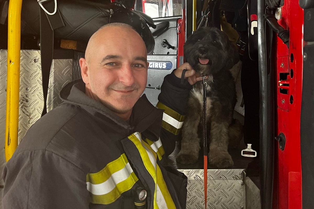 György Gyula tűzoltó törzszászlós és kutyája, Maxy. Kép: BM OKF
